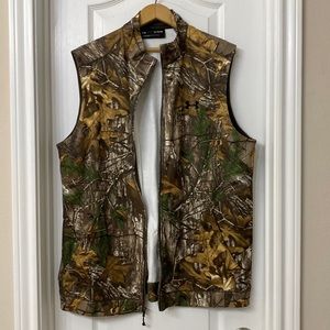 Underarmour mens XL fleece vest. Real tree camo zipper pocket. Never worn